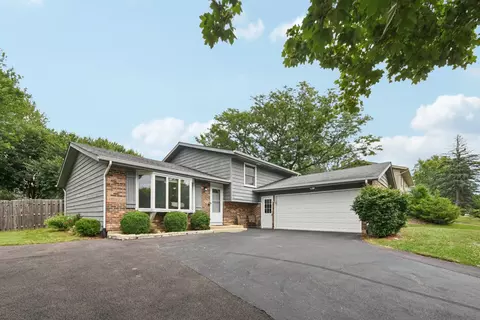 610 Chelsea Dr, Algonquin, IL 60102