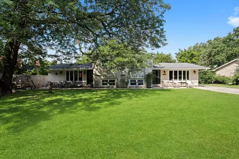 10630 S Green Valley Dr, Palos Hills, IL 60465