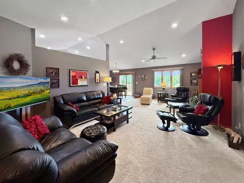 3184 Sandy Pointe Dr #11B, Freeport, IL 61032 photo 2