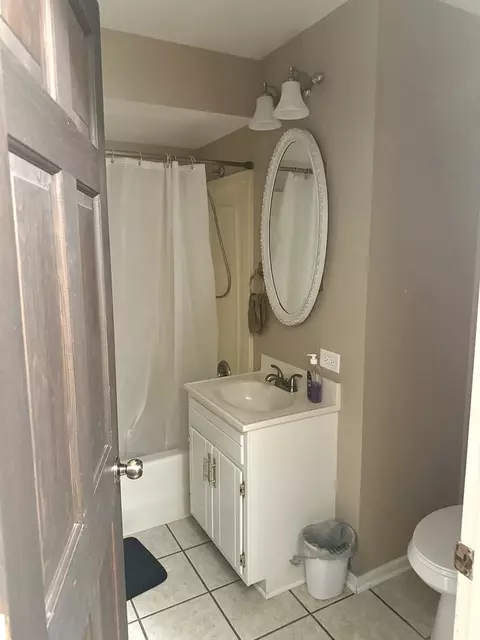 Bath - 261 S Edison Ave, Elgin, IL 60123 photo 2 of 2
