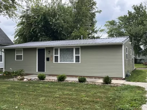 211 W High St, Farmer City, IL 61842