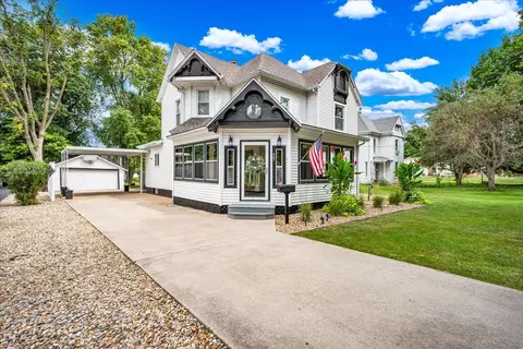 467 E 2nd St, El Paso, IL 61738