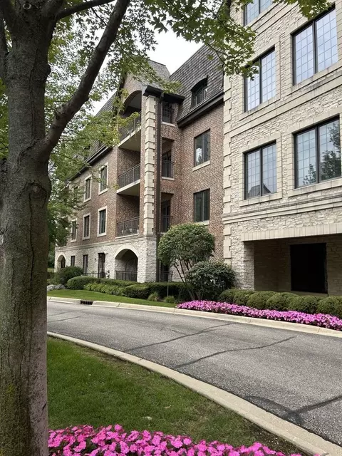 1800 Amberley Ct #301, Lake Forest, IL 60045