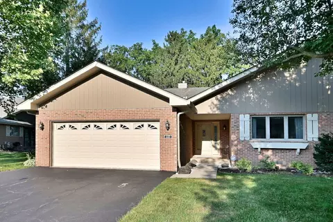 227 Royal Ln, Bloomingdale, IL 60108