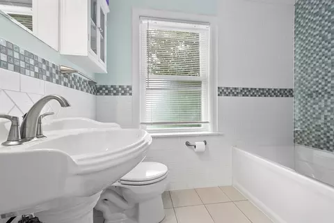 Bath - 1515 Monroe Ave, River Forest, IL 60305 photo 3 of 4