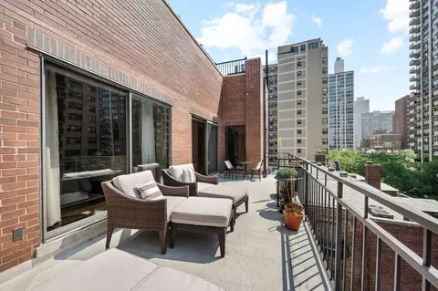 Exterior - 39 E Schiller St #4W, Chicago, IL 60610 photo 2 of 3