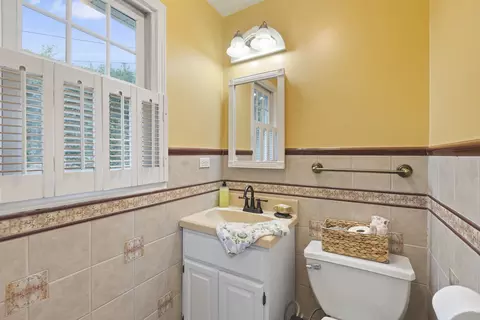 Bath - 2114 Prairie St, Glenview, IL 60025 photo 2 of 5