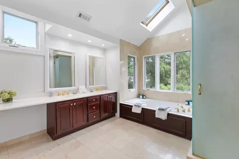 Bath - 2114 Prairie St, Glenview, IL 60025 photo 4 of 5