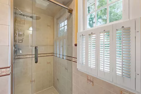 Bath - 2114 Prairie St, Glenview, IL 60025 photo 3 of 5