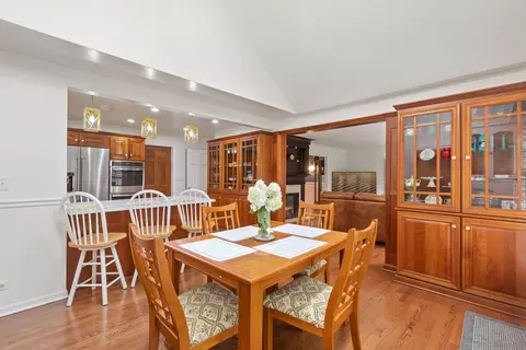 Dining - 2114 Prairie St, Glenview, IL 60025 photo 4 of 4