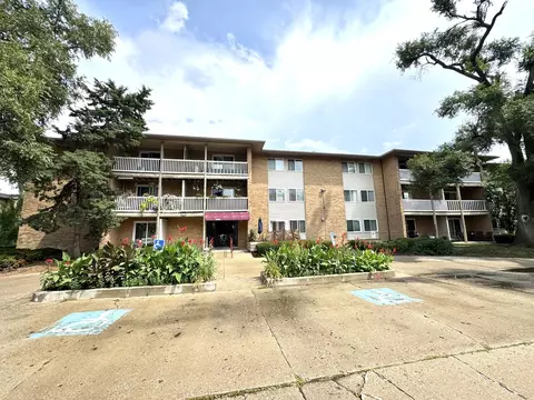 930 Beau Dr #113, Des Plaines, IL 60016