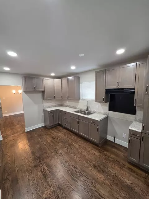 8830 S Bishop St, Chicago, IL 60620 photo 4