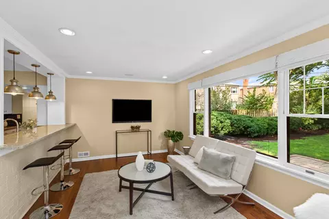 3323 Harrison St, Evanston, IL 60201 photo 13