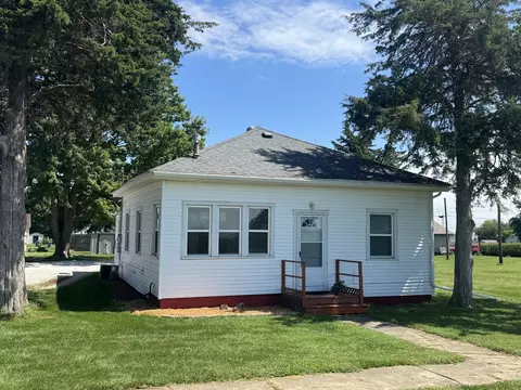 306 S 4th St, Cherry, IL 61317