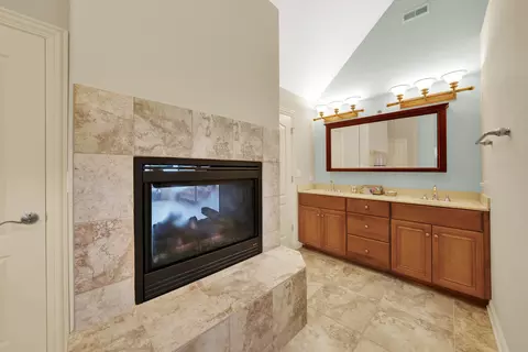 Bath - 13151 S Lake Mary Dr, Plainfield, IL 60585 photo 2 of 7