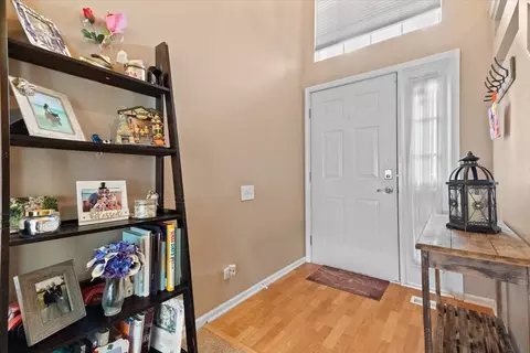 423 Spaulding Rd, Bartlett, IL 60103 photo 2