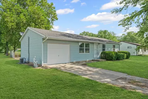 313 W Lincoln Ave, Ogden, IL 61859