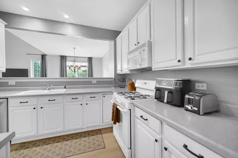 5232 Cobblers Xing, Mchenry, IL 60050 photo 4