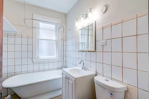 Bath - 7034 S Artesian Ave, Chicago, IL 60629 photo 2 of 2