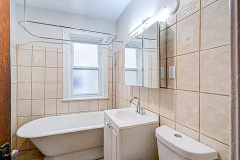 Bath - 7034 S Artesian Ave, Chicago, IL 60629 photo 1 of 2