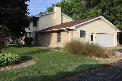Exterior - 301 Centennial Circle Dr, Walnut, IL 61376 photo 2 of 4