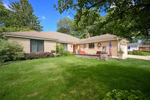 Exterior - 187 E Thompson Dr, Wheaton, IL 60189 photo 3 of 15