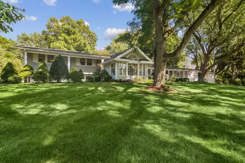 1011 Blackburn Dr, Inverness, IL 60067