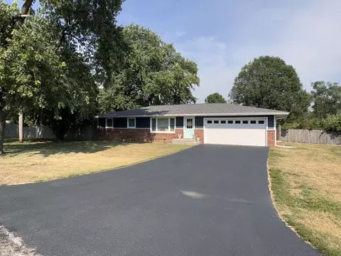102 S Apple St, White Heath, IL 61884