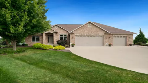 1815 White Pines Dr, Dixon, IL 61021