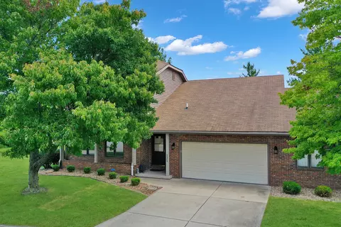 121 Manor Cir, Bloomington, IL 61704 photo 4