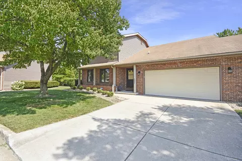 121 Manor Cir, Bloomington, IL 61704 photo 3