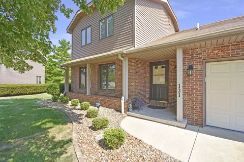 121 Manor Cir, Bloomington, IL 61704