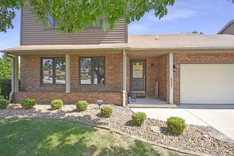 121 Manor Cir, Bloomington, IL 61704 photo 2