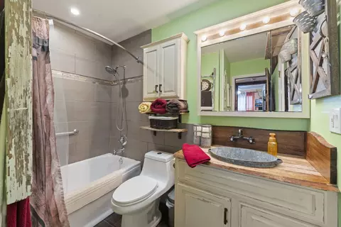 Bath - 178 Stephanie Ct #D, Bartlett, IL 60103 photo 1 of 1