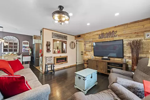 Living - 178 Stephanie Ct #D, Bartlett, IL 60103 photo 1 of 3