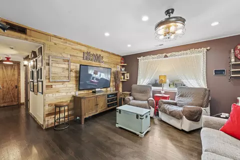 Living - 178 Stephanie Ct #D, Bartlett, IL 60103 photo 2 of 3