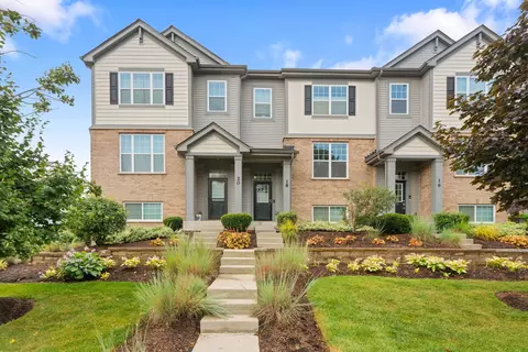 18 E Heritage Ct, Arlington Heights, IL 60004