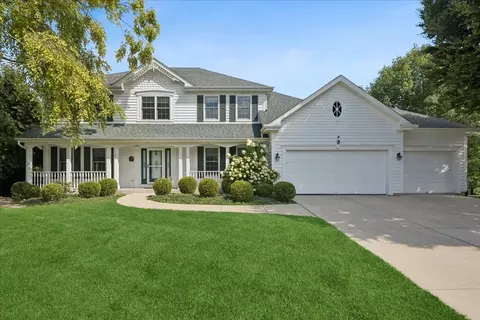 4 N427 Robert Penn Warren Cv, Saint Charles, IL 60175