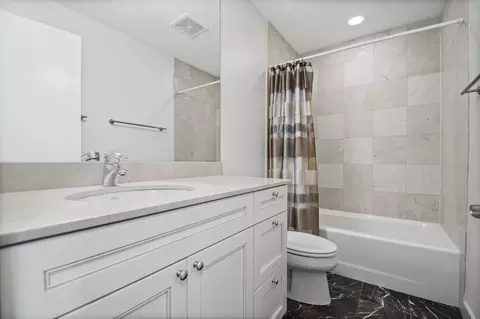 Bath - 2327 N Bosworth Ave, Chicago, IL 60614 photo 4 of 4