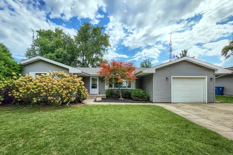 306 S East St, Hudson, IL 61748