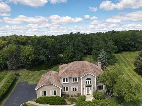 25410 N Cayuga Trl, Lake Barrington, IL 60010
