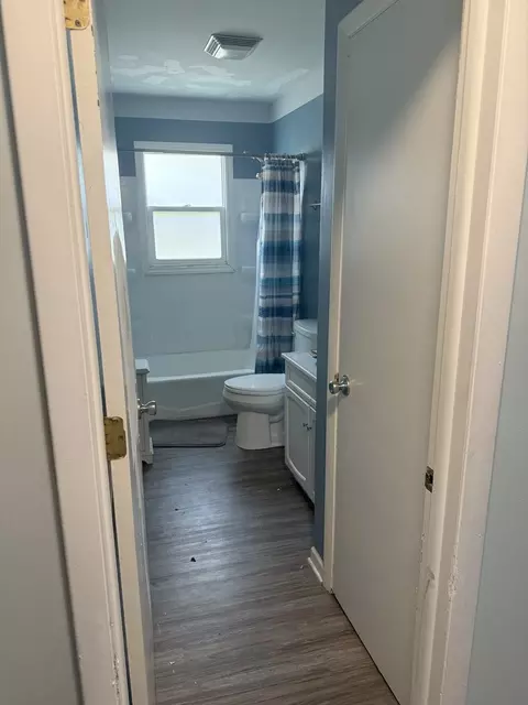 Bath - 5014 Willow Ln, Mchenry, IL 60050 photo 1 of 2