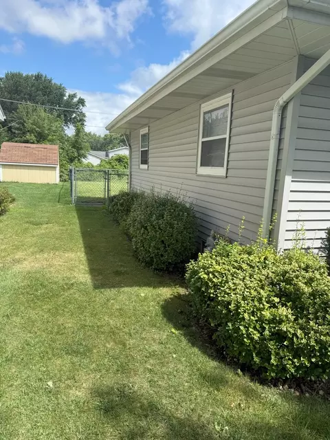 Exterior - 5014 Willow Ln, Mchenry, IL 60050 photo 2 of 6