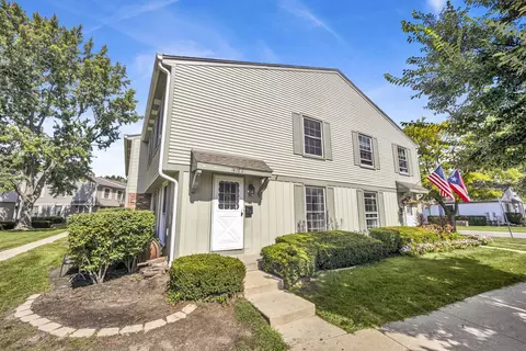 1678 Trowbridge Ct #D, Wheaton, IL 60189