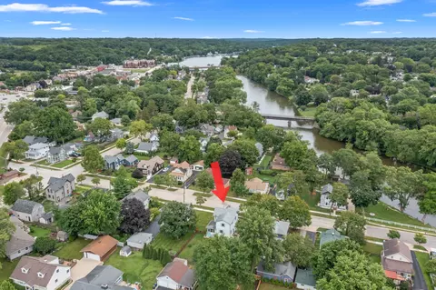 27 Center St, Algonquin, IL 60102