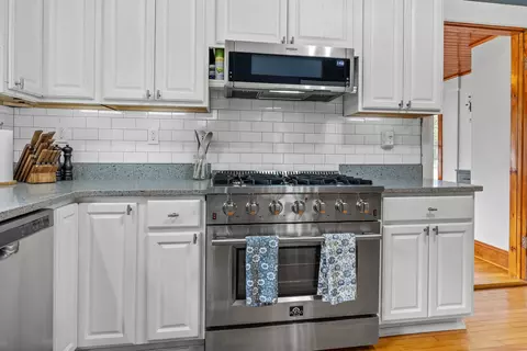 Kitchen - 27 Center St, Algonquin, IL 60102 photo 3 of 4