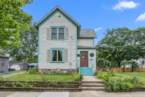 Exterior - 27 Center St, Algonquin, IL 60102 photo 4 of 5