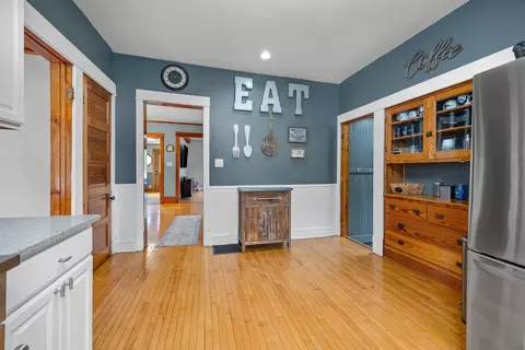 Kitchen - 27 Center St, Algonquin, IL 60102 photo 4 of 4