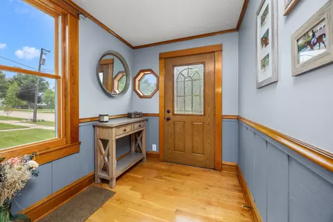 Entry Way - 27 Center St, Algonquin, IL 60102 photo 1 of 6