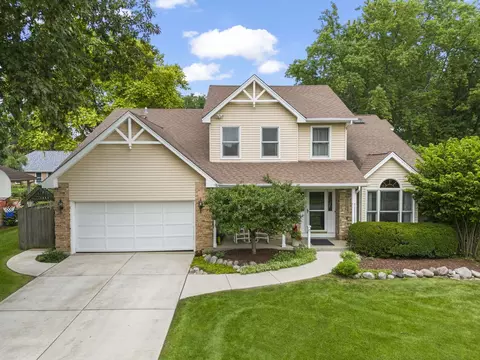 2002 Middleton Dr, Wheaton, IL 60189